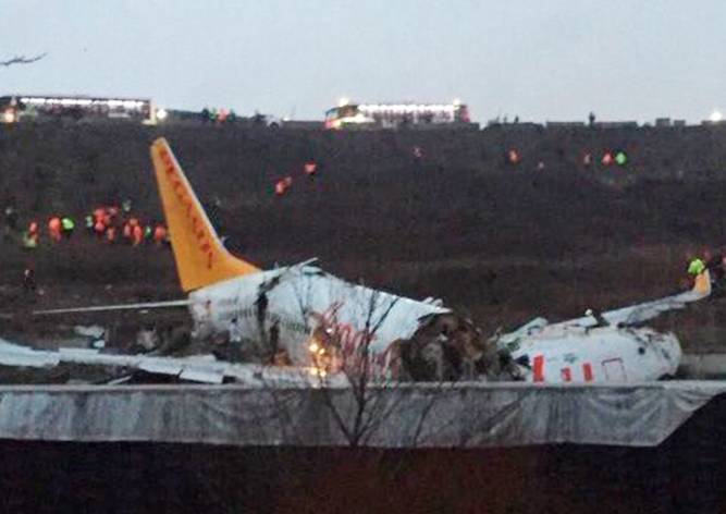 Самолет потерпел крушение при посадке в Стамбуле - vinegret.cz - Турция - Стамбул - Istanbul
