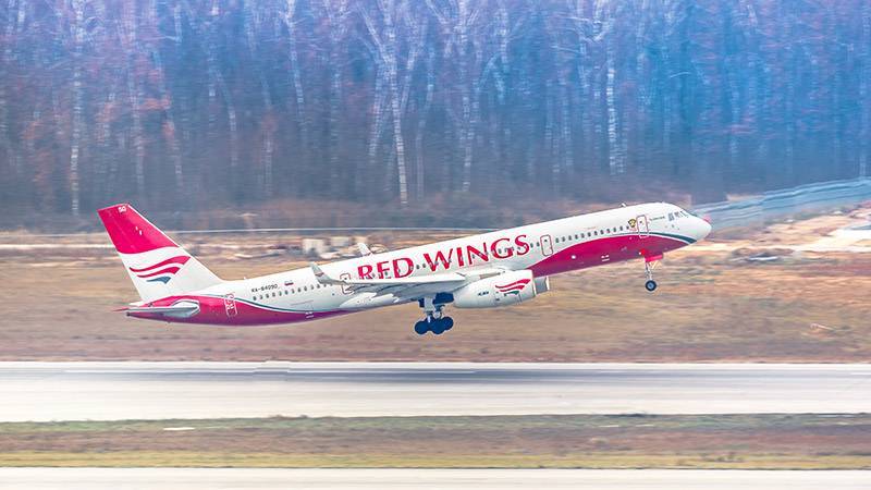 Юрий Борисов - Авиакомпания Red Wings планирует закупить 60 «Суперджетов» - vm.ru - Россия