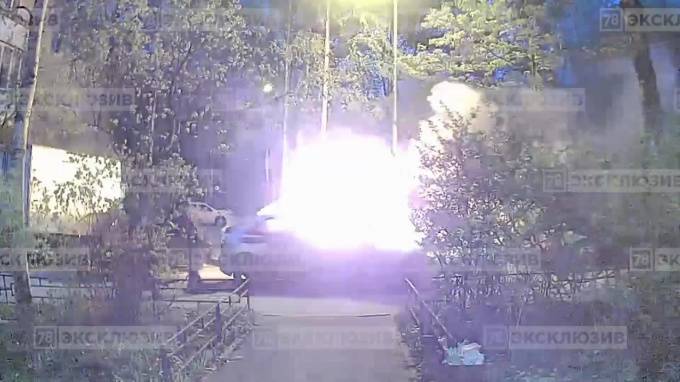 На видео попал момент возгорания машины с людьми внутри на Евдокимова Огнева - piter.tv - Санкт-Петербург - р-н Невский