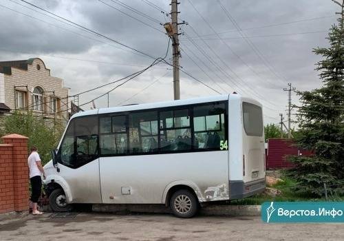 В Магнитогорске маршрутка после столкновения с легковым авто врезалась в забор дома - znak.com - Магнитогорск