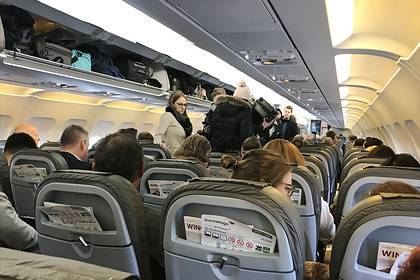 Стюардессы рассказали о самых нервирующих привычках пассажиров в самолете - lenta.ru