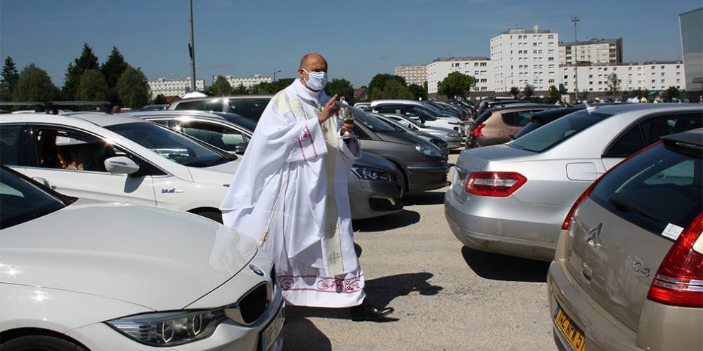 Видео: во Франции церковную службу провели в автомобилях - autonews.ru - Франция