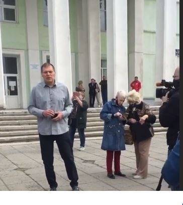 Андрей Барышев - В Челябинске, несмотря на карантин, проходит митинг против строительства на месте сквера - znak.com - Челябинск