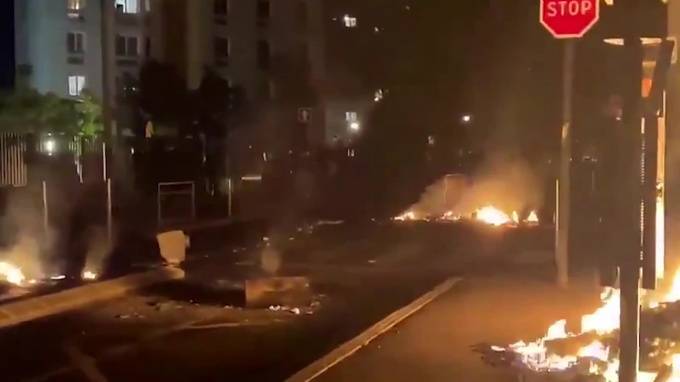 Под Парижем произошли беспорядки из-за гибели мотоциклиста - piter.tv - Франция - Париж
