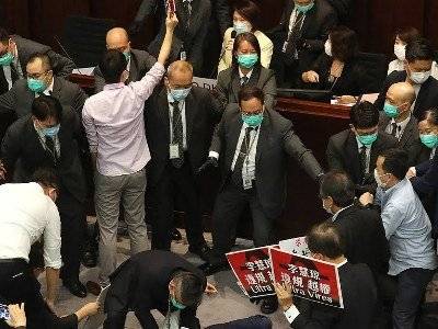 В заксобрании Гонконга произошла потасовка - news.am - Гонконг - Гонконг