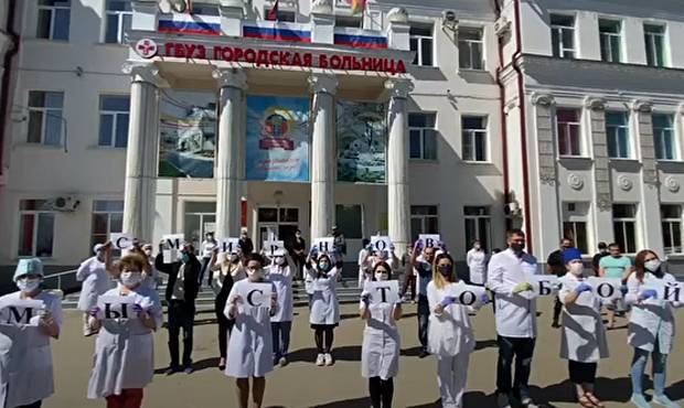 Сергей Смирнов - Сотрудники больницы Армавира потребовали вернуть уволенного из-за путинских выплат главврача - og.ru - Армавир
