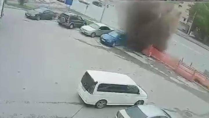Грязевой гейзер повредил несколько машин в центре Новосибирска - vesti.ru - Новосибирск