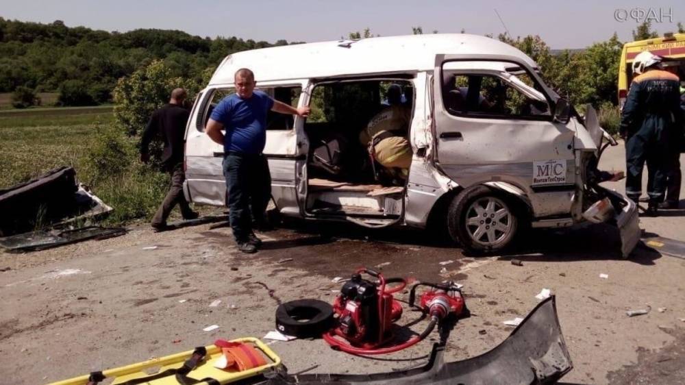 Легковушку сильно покорежило в ДТП с микроавтобусом на Кубани, есть жертвы - riafan.ru - Краснодарский край - Краснодар - Крымск