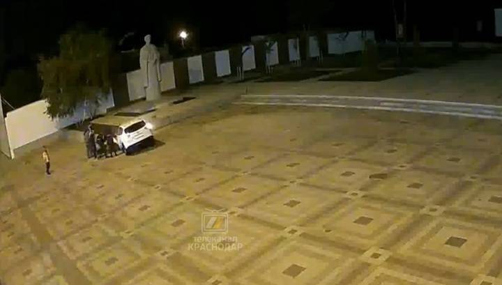 Нарушитель карантина, убегавший от полиции, протаранил мемориал у Вечного огня. Видео - vesti.ru - Краснодар