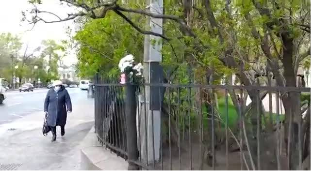 На место смертельной аварии на Суворовском проспекте люди приносят цветы - piter.tv - Санкт-Петербург
