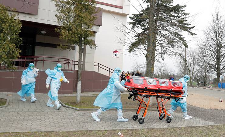 «Будучи больными коронавирусом, мы сидели по 3 часа в очереди к терапевту». Гомельчане рассказали, как переболели COVID-19 в Минске - gomel.today - Минск - Гомель