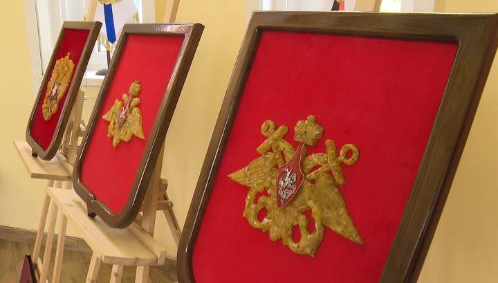 Дом офицеров Балтфлота получил в подарок геральдические символы из янтаря - vesti.ru - Калининград