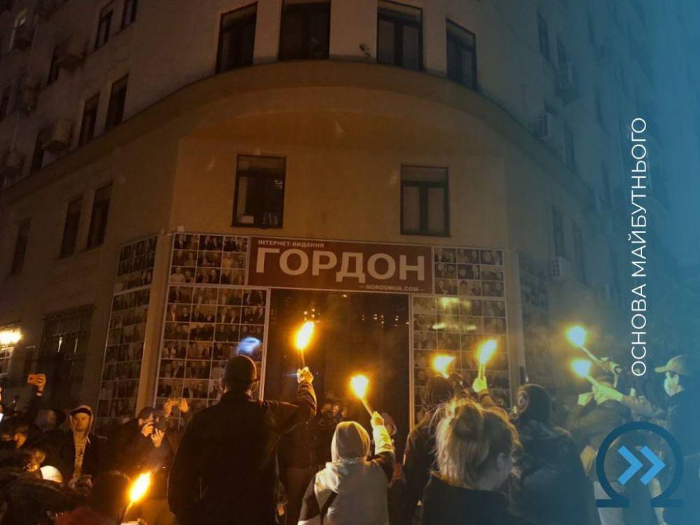 Дмитрий Гордон - Наталья Поклонская - Игорь Стрелков - «Го@дон-го@дон!» – неонацисты пришли с проклятиями под офис... - politnavigator.net - Россия - Украина - Киев - Крым - ДНР - Донбасс