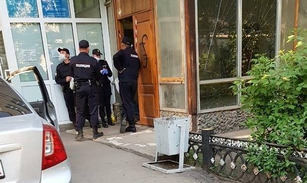 В Омске почти 500 человек заперли в общежитии на «жестком карантине» без возможности купить еду - og.ru - Омск