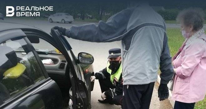 В Татарстане полицейские заменили колесо водителю с ограниченными возможностями - realnoevremya.ru - респ. Татарстан - Казань - Нижнекамск