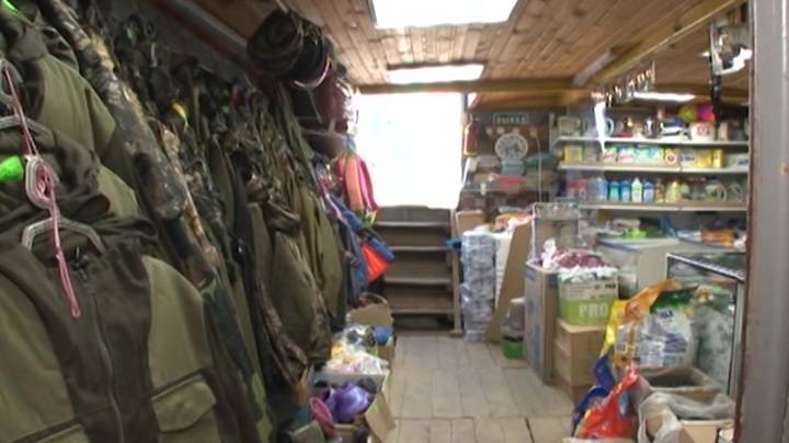 На Ямале встретили первый плавучий магазин - vesti.ru - Омск