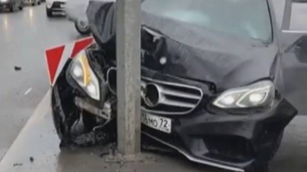 В Тюмени Mercedes на полной скорости влетел в столб - nashgorod.ru - Тюмень