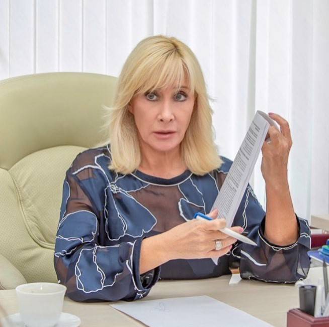 Оксана Пушкина - «Живот давно стал сине-зелёно-чёрным»: Оксана Пушкина рассказала, как лечится от коронавируса - gazeta.a42.ru - Россия