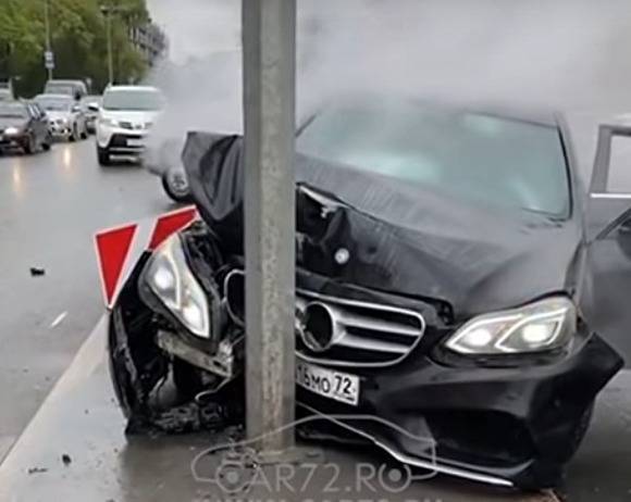 В Тюмени молодые люди, развлекаясь, разбили Mercedes об столб, один из них задержан - znak.com - Тюмень