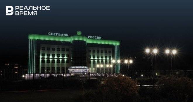 Андрей Никитин - Ночью пожарные вскрыли дверь в офисе Сбербанка в Казани — видео - realnoevremya.ru - Россия - респ. Татарстан - Казань