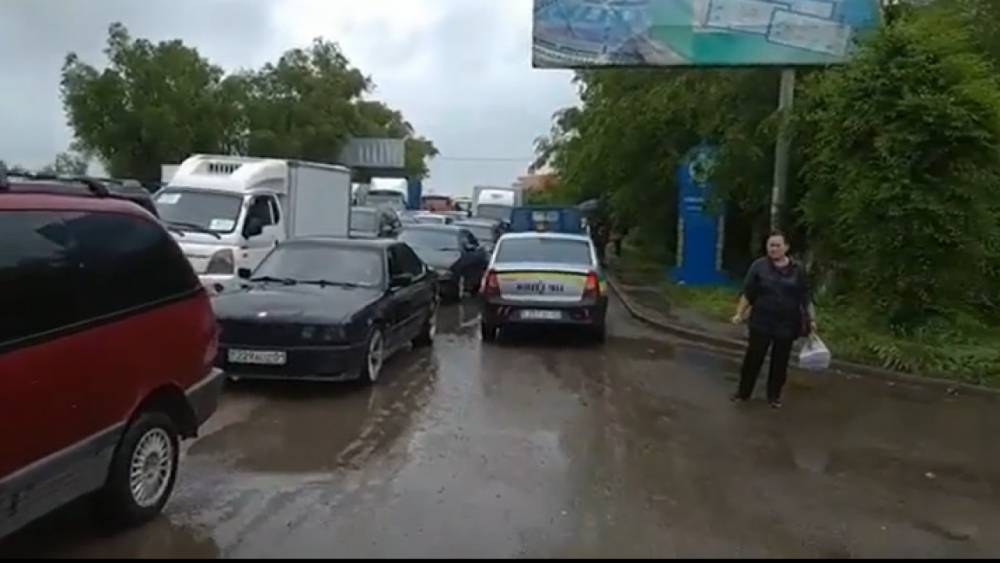 На въездах в Алматы образовались километровые пробки - zakon.kz - Алма-Ата