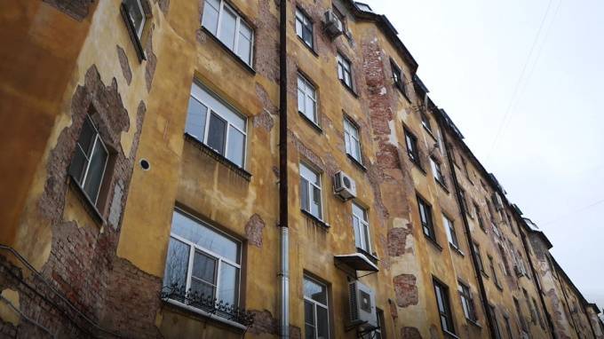 В Саратовской области после падения с крыши многоэтажки погибла 14-летняя школьница - piter.tv - Саратовская обл. - Вольск