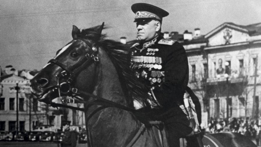 Георгий Жуков - В Харькове неизвестные облили краской памятник маршалу Жукову - gazeta.ru - Москва - Харьков - Прага