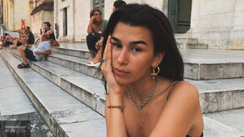 Иван Ургант - Дочь Ивана Урганта опубликовала в соцсети фотографию в майке на голое тело - nation-news.ru - Россия - США