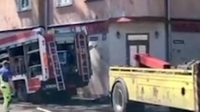 В Риге пожарная машина, спешащая на вызов, из-за ДТП влетела в жилой дом - piter.tv - Рига