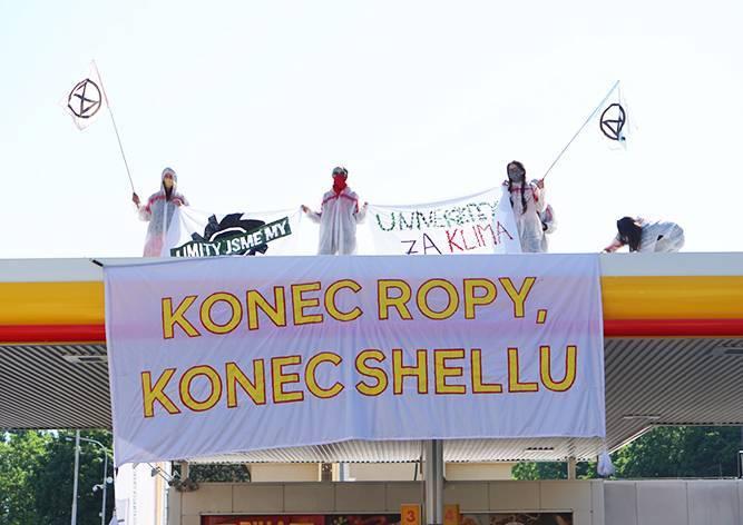 Shell - В Праге активисты залезли на заправки Shell. Собственник решил им не мешать - vinegret.cz - Прага - Гаага