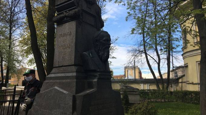 Федор Достоевский - В Петербурге началась реставрация надгробного памятника Достоевскому - piter.tv - Санкт-Петербург