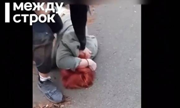 В Нижнем Тагиле молодые люди «восточного вида» напали на художника с розовыми волосами - znak.com