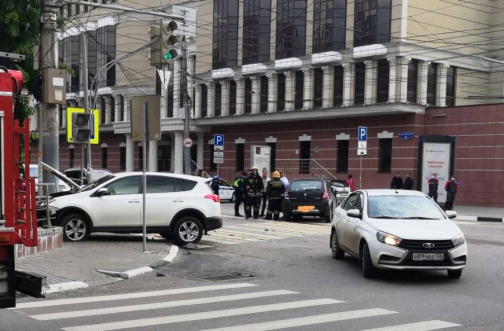 Фридрих Энгельс - В центре Воронежа «Тойота» врезалась в «Рено» и вылетела на тротуар - moe-online.ru - Воронеж