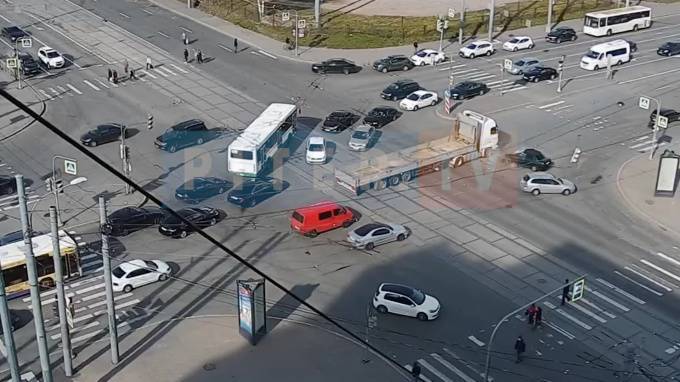 На перекрестке улиц Уральская и Наличная произошла погоня с ДТП - piter.tv - Россия