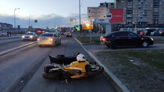 Мотоцикл попал в ДТП на Планерной - piter.tv - Санкт-Петербург