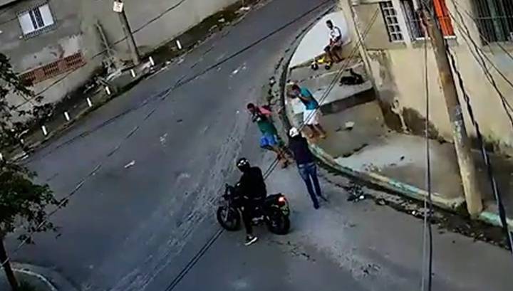 Убийцы хладнокровно расправились с молодыми людьми на улице бразильского города. Видео - vesti.ru - Бразилия