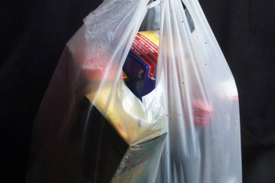 Грабитель пырнул россиянина ножом и забрал пакет с продуктами - versia.ru - Москва - Россия