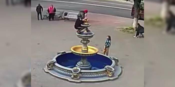 Украинка разрушила фонтан при попытке сделать селфи - ruposters.ru - Украина - Киев - Боярка