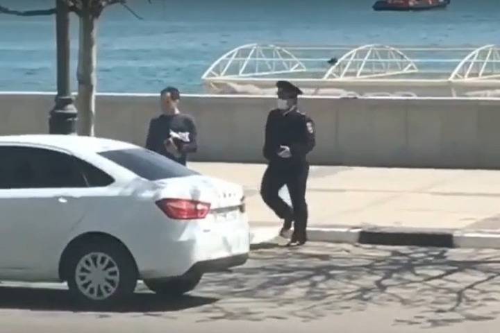 В Новороссийске полицейский пытался задержать мужчину, вышедшего за продуктами без паспорта - mk.ru - Краснодарский край - Новороссийск