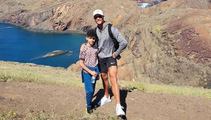 Криштиану Роналду - Cristiano Ronaldo - "Познаю остров". Роналду с сыном прогулялся по Мадейре - vesti.ru - Италия - Португалия