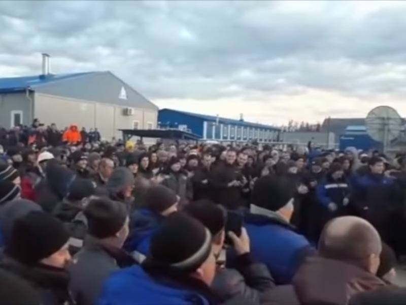Ольга Балабкина - Более 3000 вахтовиков бастовавшего месторождения "Газпрома" заражены COVID-19 - sobesednik.ru - респ. Саха