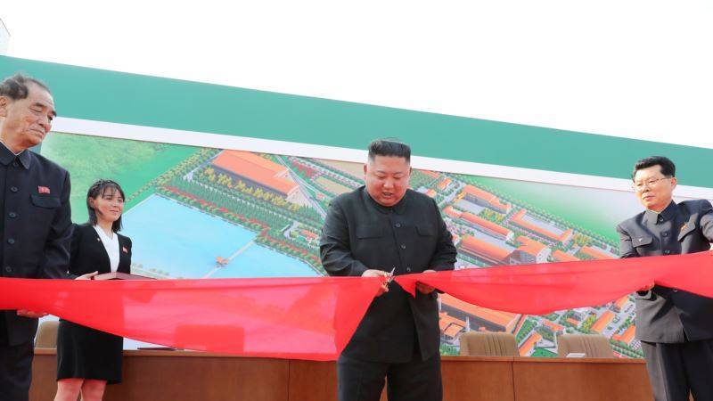 Ким Ченын - Он вернулся: Ким Чен Ын появился на заводе по производству удобрений - golos-ameriki.ru - КНДР - Пхеньян