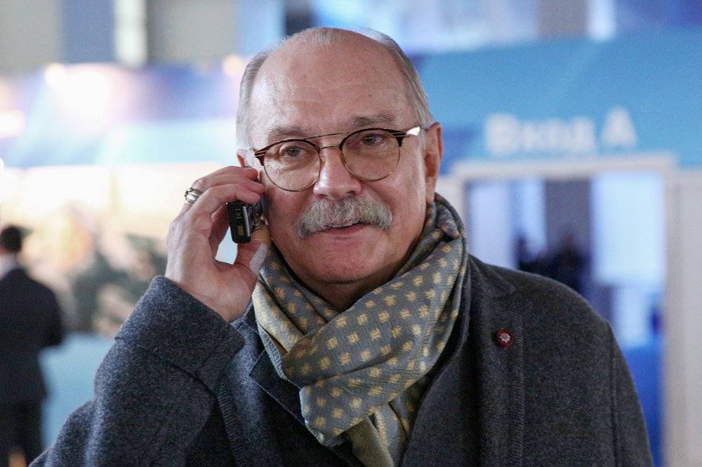 Вильям Гейтс - Никита Михалков - Билл Гейтс - Никита Михалков обвинил Билла Гейтса в желании чипировать людей - vm.ru - Россия