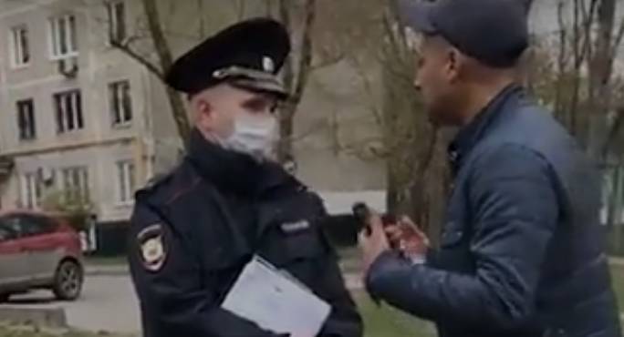 Суд решил не арестовывать мужчину, напавшего на полицейского в Москве - vm.ru - Москва - Россия