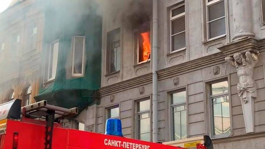 В центре Петербурга тушили пожар в доме с атлантами - dp.ru - Санкт-Петербург