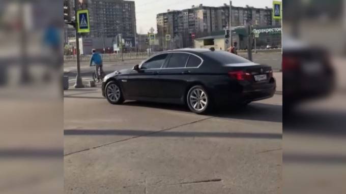 Водитель BMW гонялся за велосипедистом на Байконурской - piter.tv