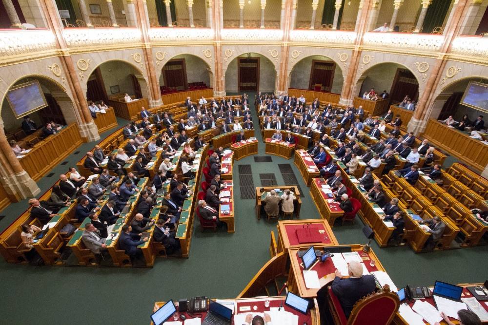 Виктор Орбан - Парламент Венгрии запретил трансгендерам менять пол в документах - rtvi.com - Венгрия