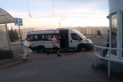 Россиянин с бензопилой погонялся за людьми без масок - lenta.ru - Москва - Уфа