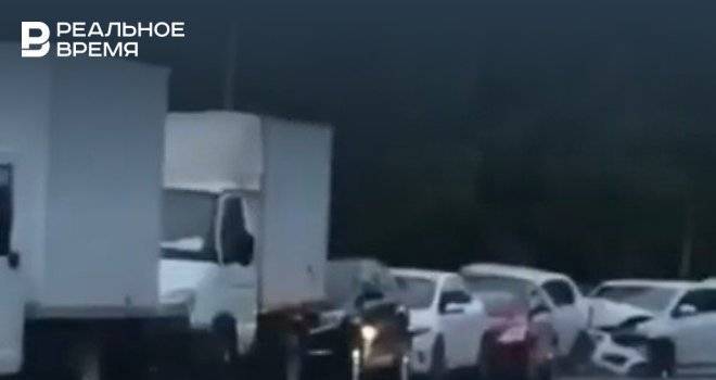 Массовая авария на Адоратского в Казани: одна легковушка собрала «паровозик» - realnoevremya.ru - Казань - Татарстан