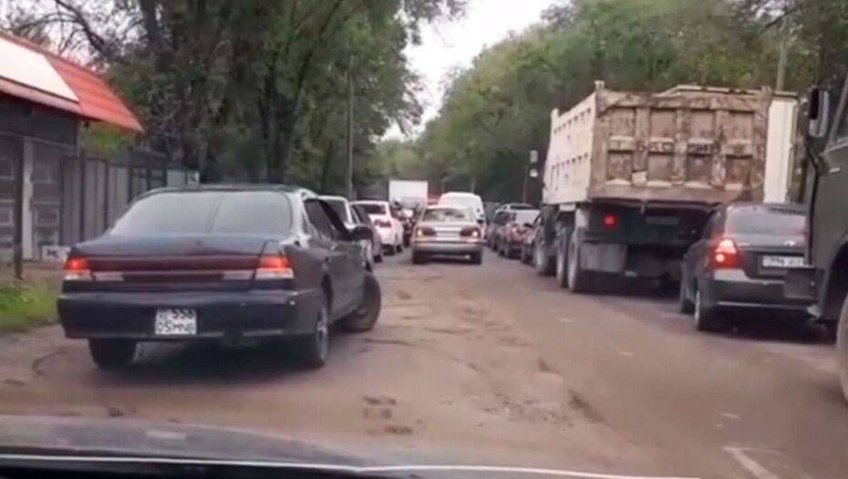 В Алматы стоящих перед блокпостами на встречной полосе водителей будут лишать прав - informburo.kz - Россия - Алма-Ата